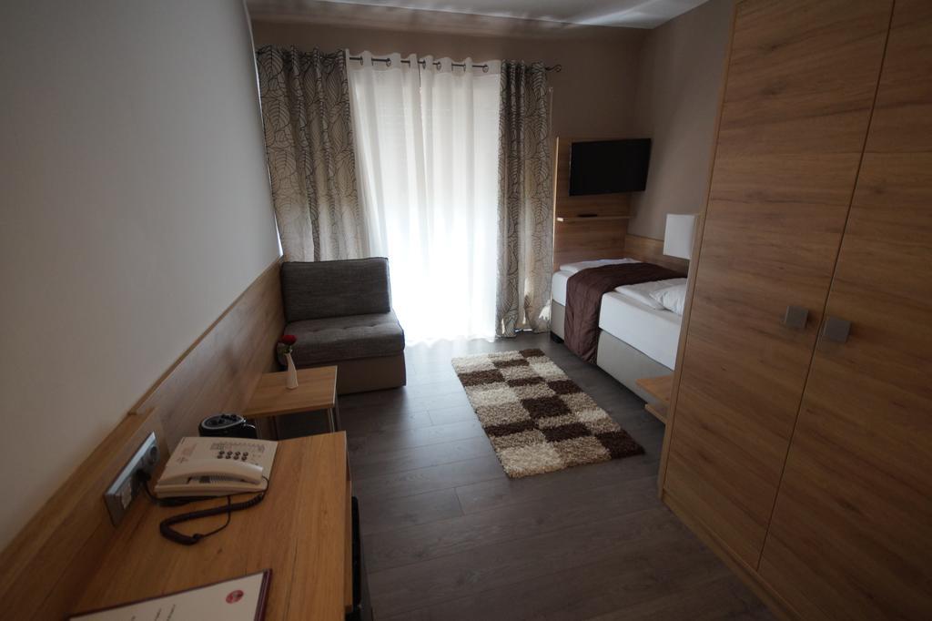 Hotel Bauschheimer Hof Rüsselsheim Zewnętrze zdjęcie
